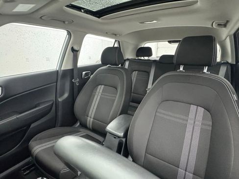 Used 2025 Hyundai Venue SEL FWD image 17