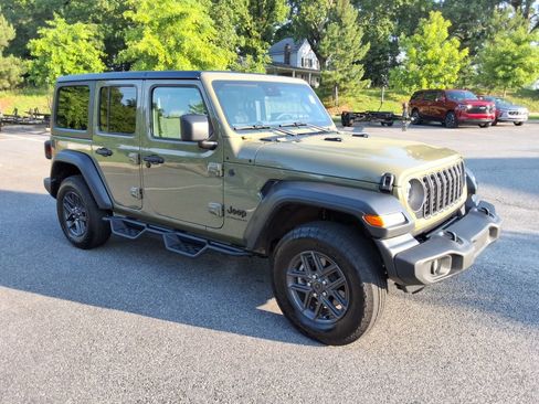 Used 2025 Jeep Wrangler Unlimited Sport AWD/4WD image 3