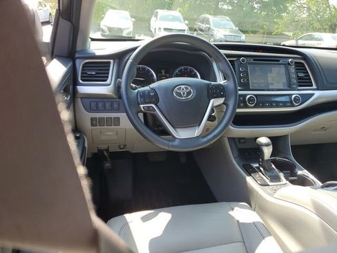 Used 2016 Toyota Highlander XLE AWD/4WD image 11