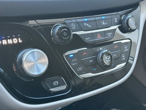 Used 2023 Chrysler Pacifica Touring-L FWD image 23