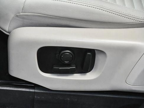 Used 2025 Land Rover Discovery S image 51