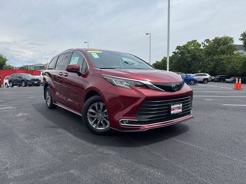 Used 2023 Toyota Sienna XLE FWD image 2