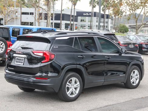 Used 2022 GMC Terrain SLE w/ Driver Convenience Package image 4