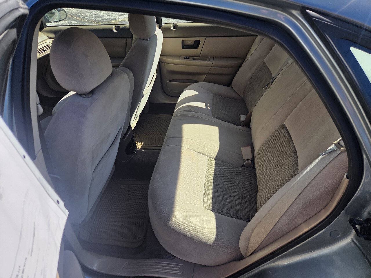 Used 2007 Ford Taurus SE FWD image 4