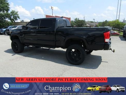 Used 2018 Toyota Tacoma TRD Sport w/ TRD Premium Sport Package AWD/4WD image 7