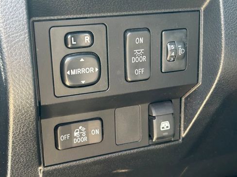 Used 2017 Toyota Tundra SR5 w/ SR5 Upgrade Package AWD/4WD image 25
