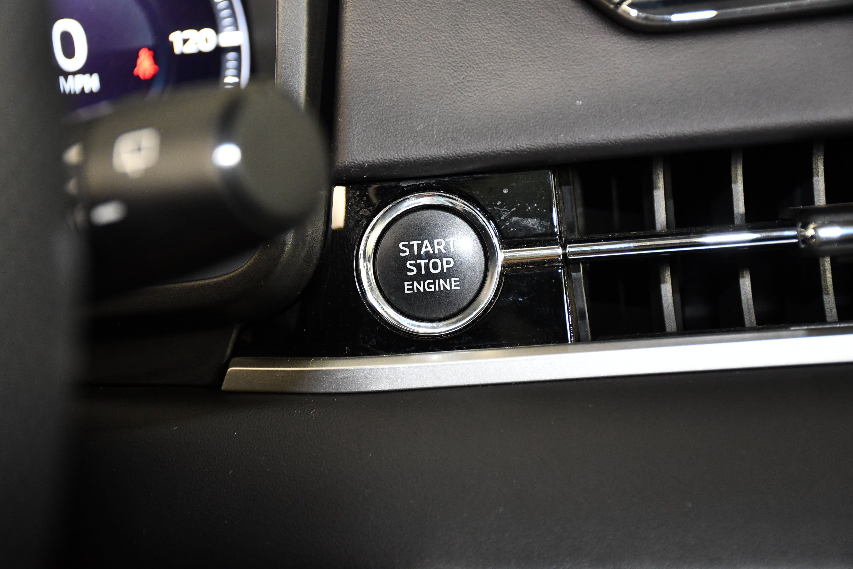 Used 2024 Mitsubishi Outlander SE AWD/4WD image 24