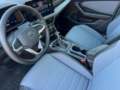 Used 2025 Volkswagen Jetta SE w/ Sunroof Package FWD image 10