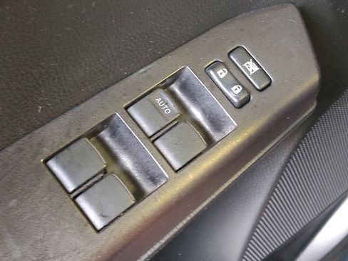 Used 2018 Toyota RAV4 LE image 27