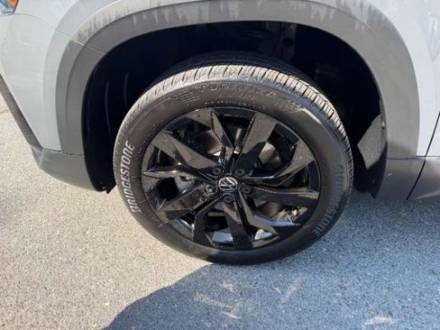 Used 2024 Volkswagen Taos SE w/ Panoramic Sunroof Package image 11