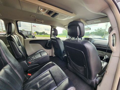 Used 2014 Chrysler Town & Country Touring FWD image 20