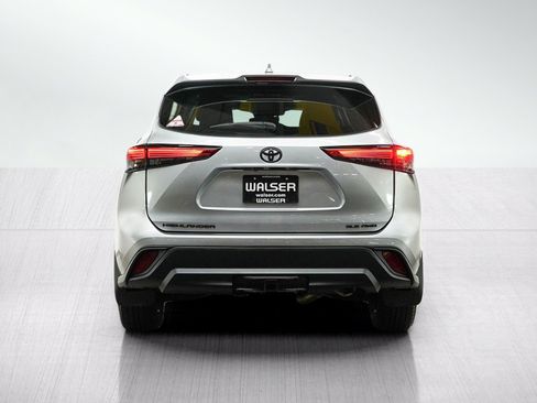 Used 2021 Toyota Highlander XLE AWD/4WD image 4