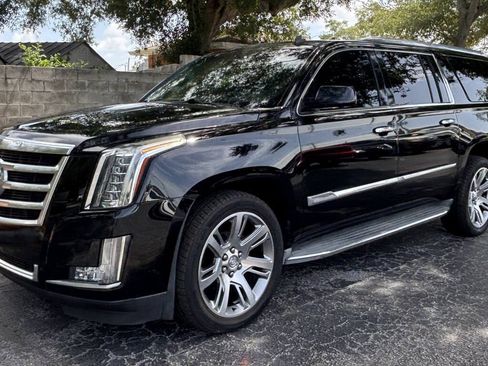 Used 2022 Cadillac Escalade Premium Luxury RWD image 2