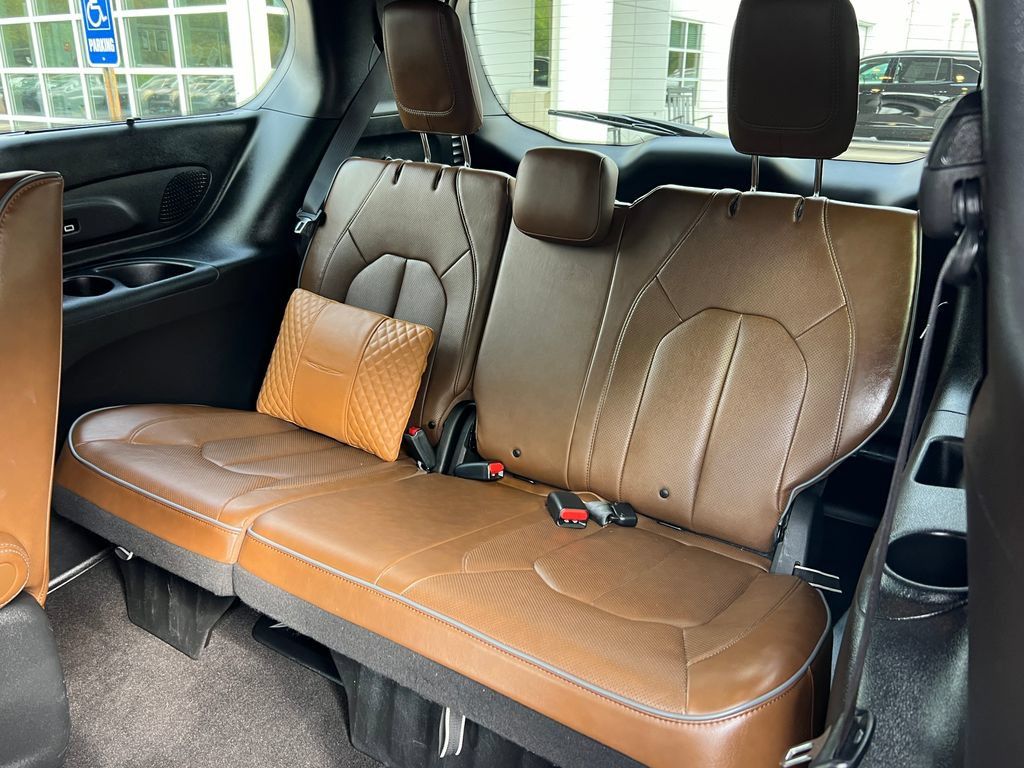 Used 2021 Chrysler Pacifica Limited w/ Uconnect Theater Family Group FWD image 22