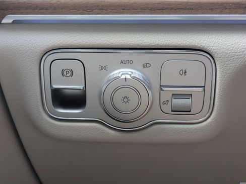 New 2026 Mercedes-Benz GLS 580 4MATIC image 28