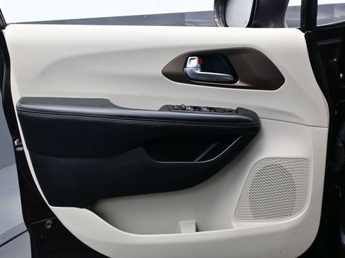 Used 2019 Chrysler Pacifica Touring-L Plus image 9