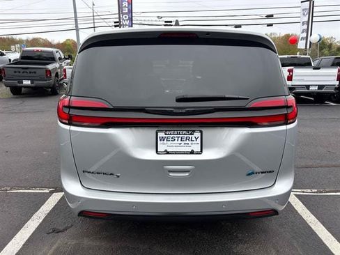 Used 2023 Chrysler Pacifica Touring-L w/ S Appearance Package FWD image 4