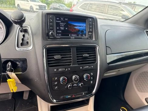 Used 2019 Dodge Grand Caravan SXT FWD image 11