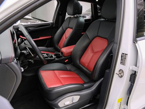 Used 2023 Porsche Macan AWD/4WD image 32