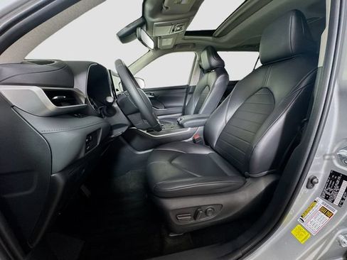 Used 2023 Toyota Highlander XLE FWD image 18