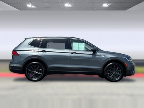 Used 2024 Volkswagen Tiguan SE w/ Panoramic Sunroof Package FWD image 8