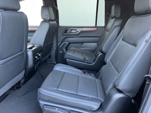 Used 2025 GMC Yukon XL Denali RWD image 16