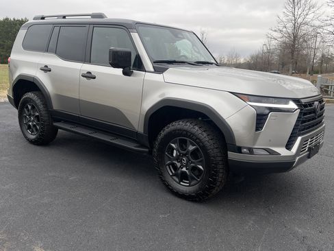 Used 2025 Lexus GX 550 image 2