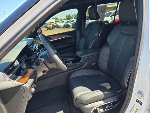 Used 2025 Jeep Grand Cherokee L Summit AWD/4WD image 4