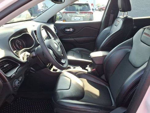 Used 2022 Jeep Cherokee Trailhawk AWD/4WD image 25