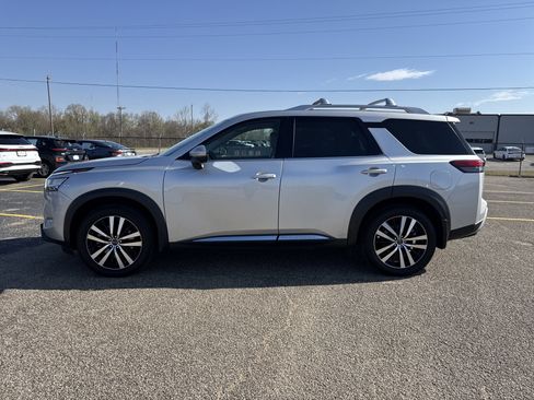 Used 2023 Nissan Pathfinder Platinum image 2