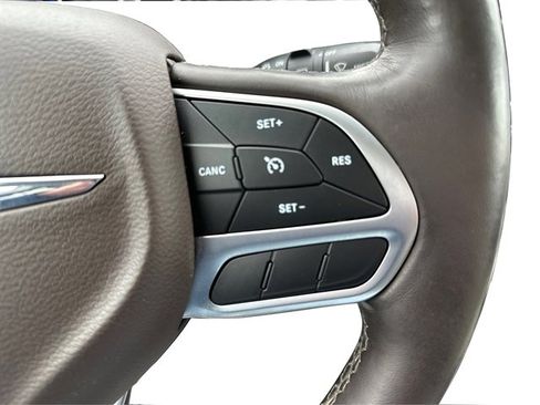 Used 2018 Chrysler Pacifica Touring-L Plus image 41