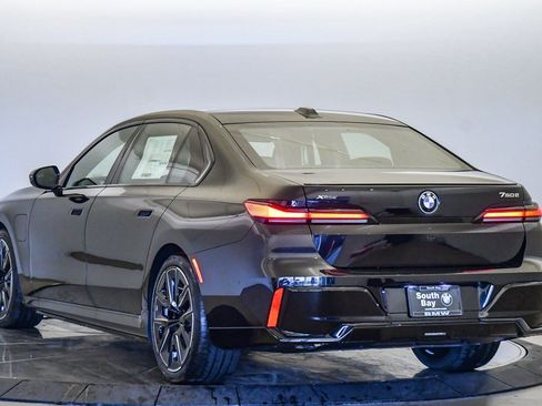New 2026 BMW 750e xDrive image 2