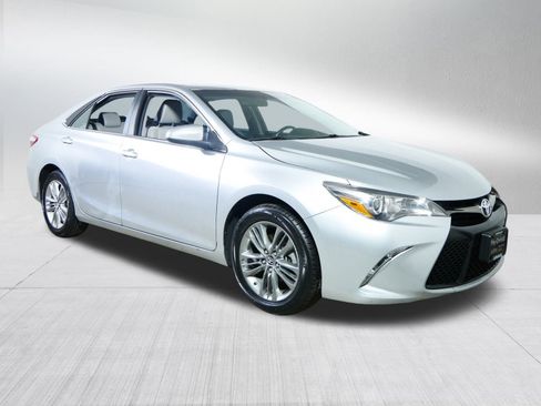 Used 2016 Toyota Camry SE image 1
