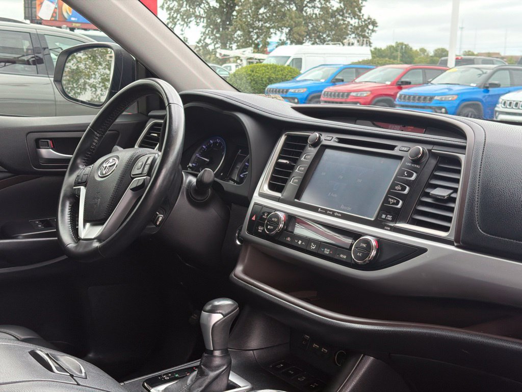 Used 2019 Toyota Highlander XLE AWD/4WD image 25