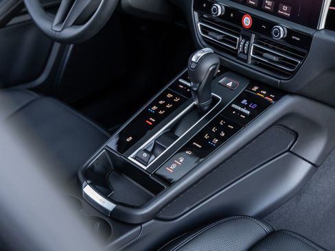 Certified 2026 Porsche Macan image 33