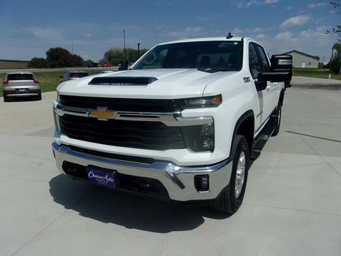 Used 2024 Chevrolet Silverado 2500 LT AWD/4WD image 6