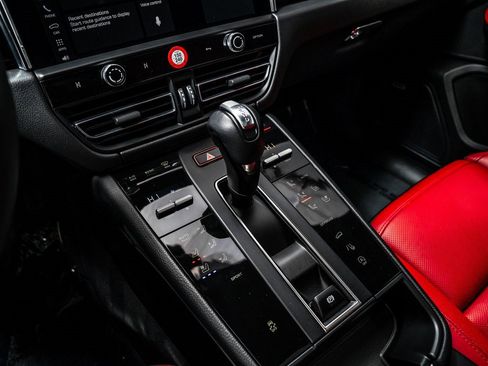 Used 2025 Porsche Macan image 19