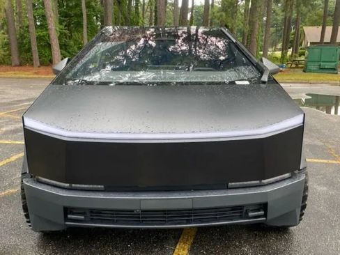 Used 2025 Tesla Cybertruck AWD Crew Cab image 9