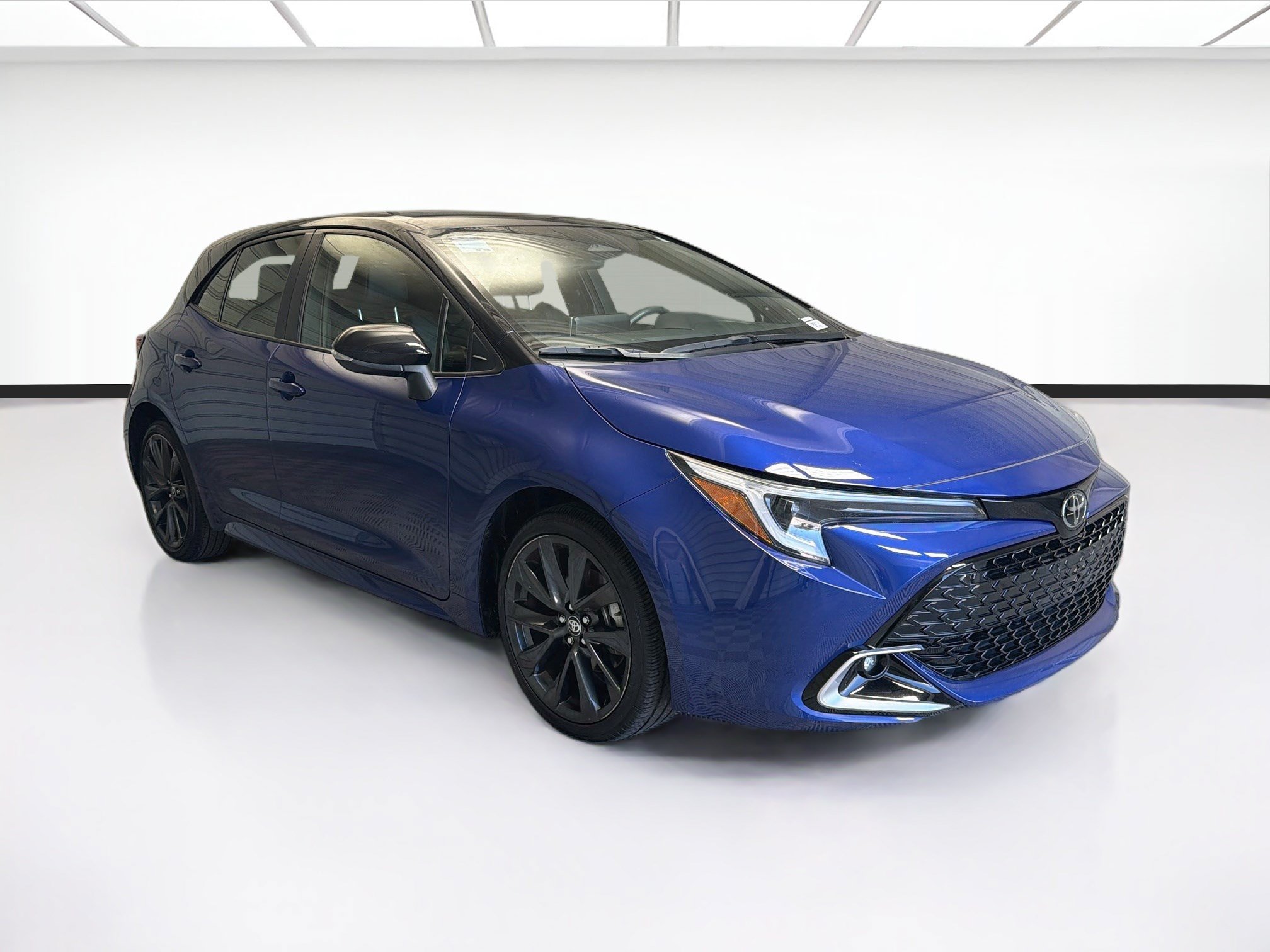 Used 2025 Toyota Corolla XSE FWD image 3