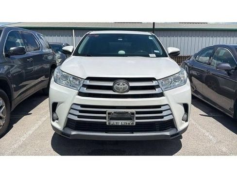 Used 2019 Toyota Highlander Plus AWD/4WD image 2