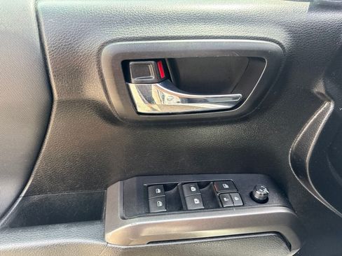 Used 2022 Toyota Tacoma TRD Off-Road w/ Technology Package AWD/4WD image 13