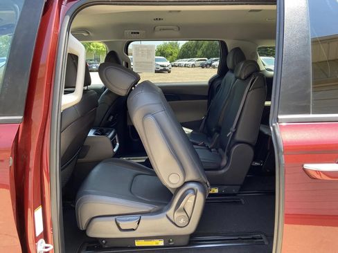 Used 2025 Kia Carnival FWD image 25