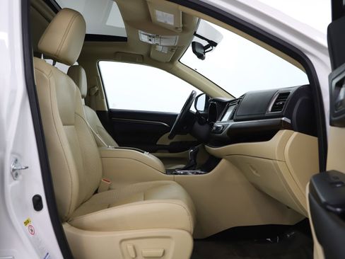 Used 2016 Toyota Highlander Limited image 11