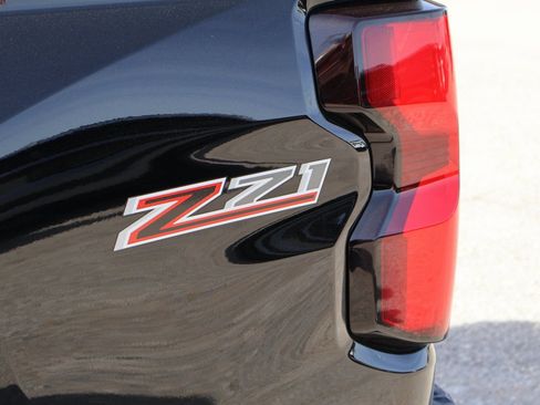 Used 2025 Chevrolet Colorado Z71 image 3