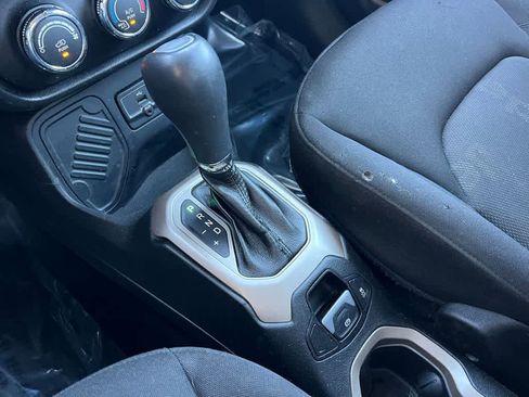 Used 2015 Jeep Renegade Latitude image 27