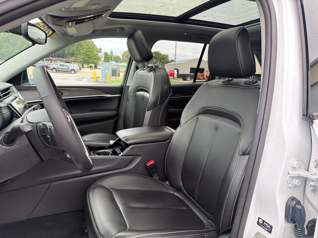 Used 2023 Jeep Grand Cherokee Limited w/ MOPAR Finishing Package AWD/4WD image 12