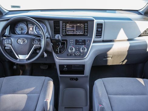 Used 2020 Toyota Sienna L image 13