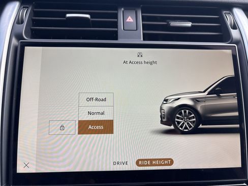 Used 2023 Land Rover Discovery S image 31