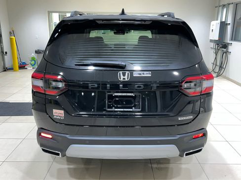 New 2025 Honda Pilot Touring image 7