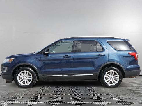 Used 2017 Ford Explorer XLT w/ Equipment Group 202A FWD image 7
